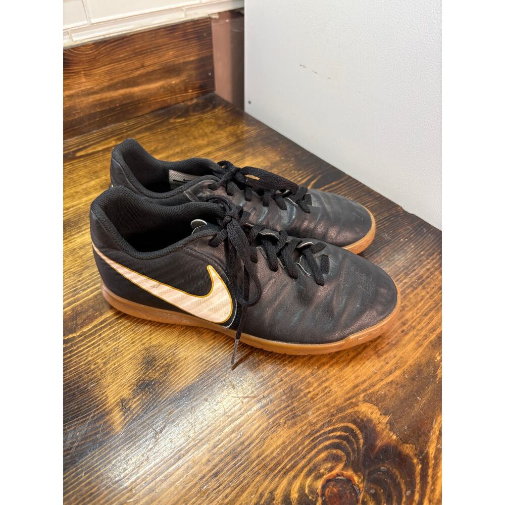 Nike Black Tiempo Indoor Soccer Shoes Size 5.5Y‎